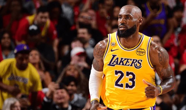 半岛体育官网-詹姆斯去年首轮G4打46分钟输球，今年首轮G3打45分钟逆转