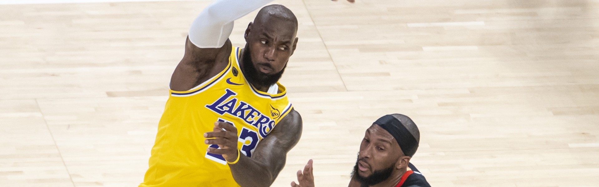 半岛体育官方网站-老法拉利的魅力！41岁季后詹13助诠释领导力 火箭糙汉篮球没意外