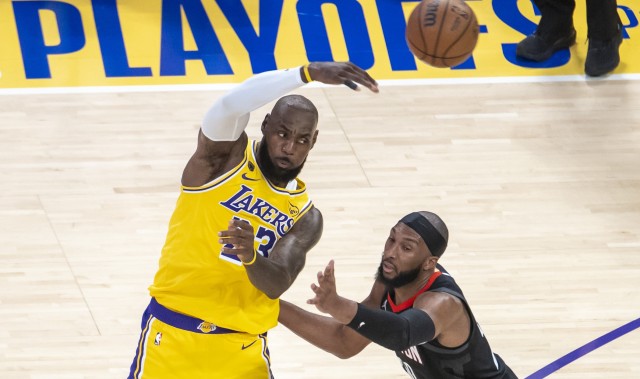 半岛体育官方网站-老法拉利的魅力！41岁季后詹13助诠释领导力 火箭糙汉篮球没意外